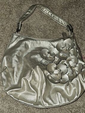 T4💜🔹️Nine & Co. Metallic Silver Floral Applique Hobo Bag